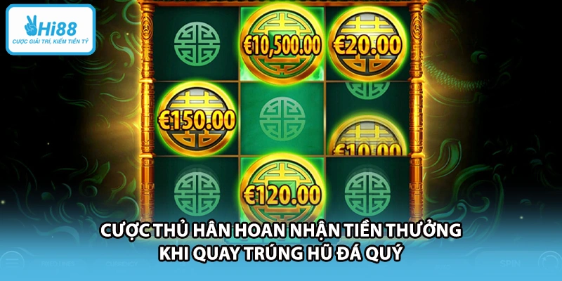 Cược thủ hân hoan nhận tiền thưởng khi quay trúng hũ đá quý